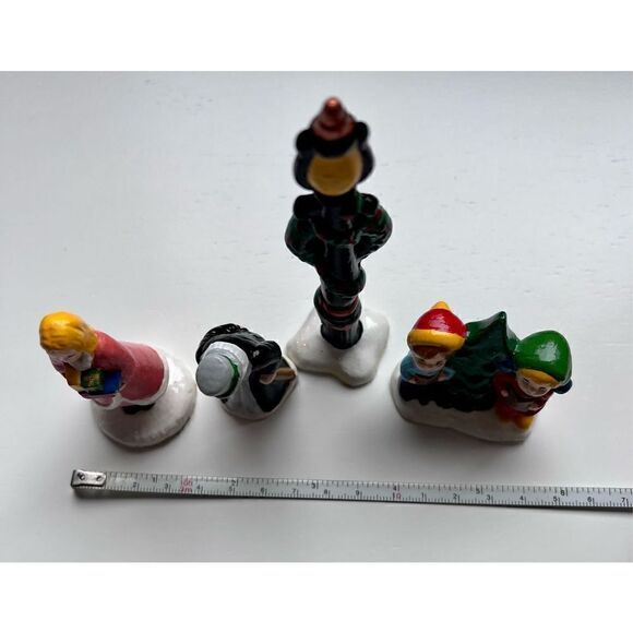 Vintage 4 Piece Ceramic Christmas Carolers and Light post - Picture 7 of 8